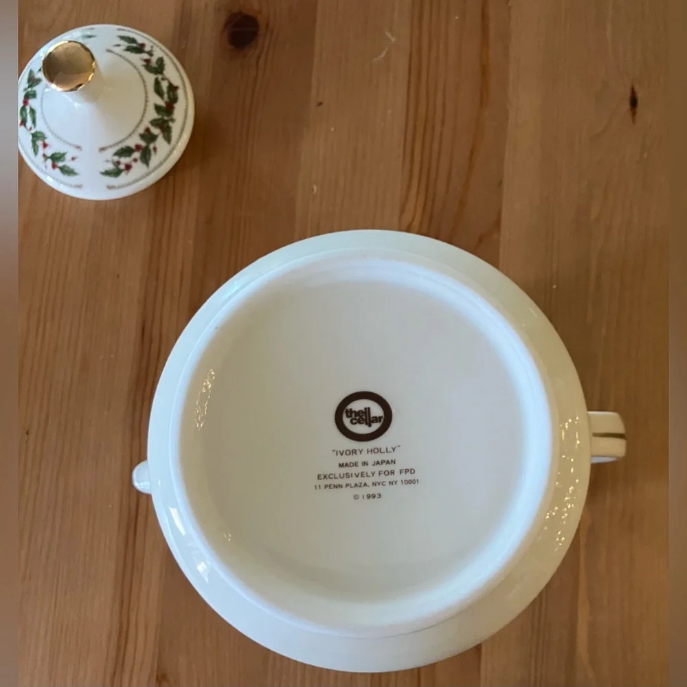EUC The Cellar Ivory Holly 1993 40oz Holiday Teapot with Lid made in Japan